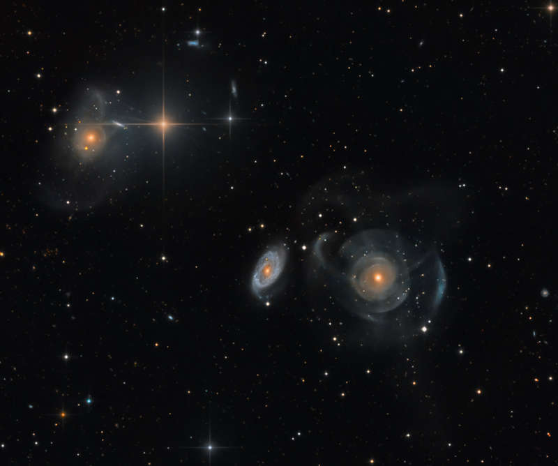 Галактики с оболочками в Рыбах