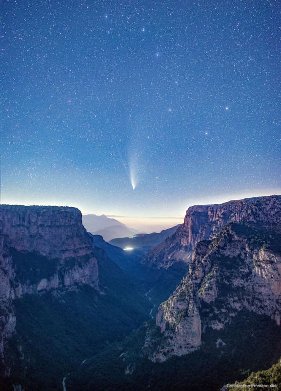 APOD: 2020 August 3 Б Comet NEOWISE over Vikos Gorge