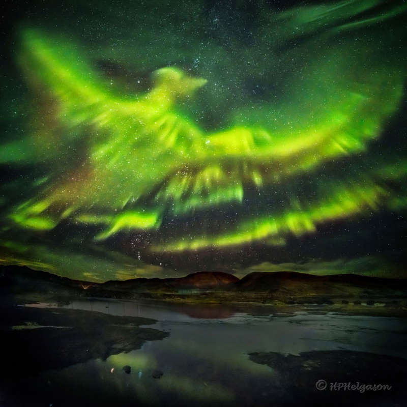 Северное сияние &#8211; "феникс" над Исландией