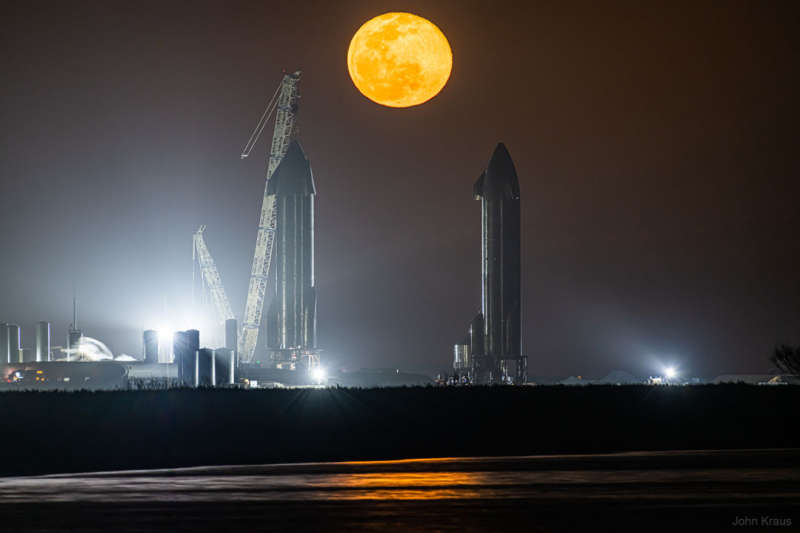 Восход Луны между космическими кораблями