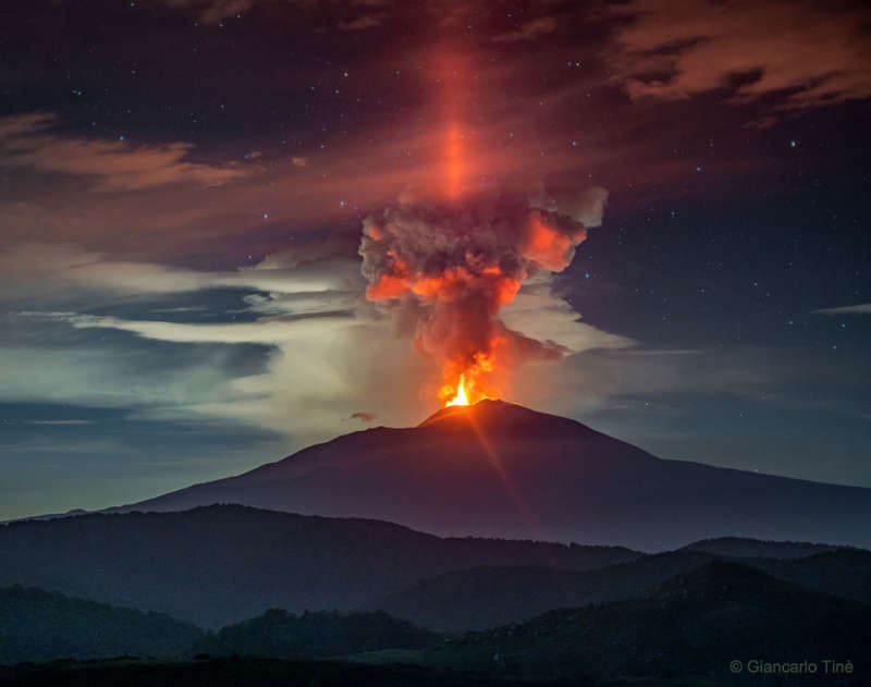 Столб света над вулканом Этна