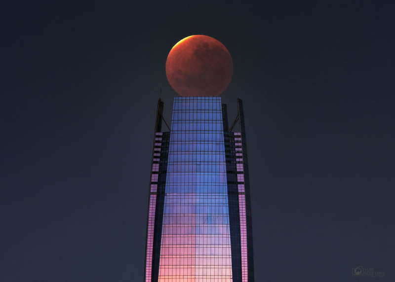 Лунное затмение над небоскребом