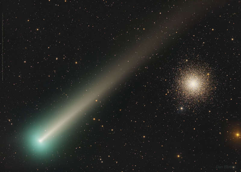 Kometa Leonarda pered zvezdnym skopleniem M3