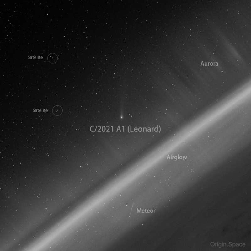Комета Леонарда из космоса