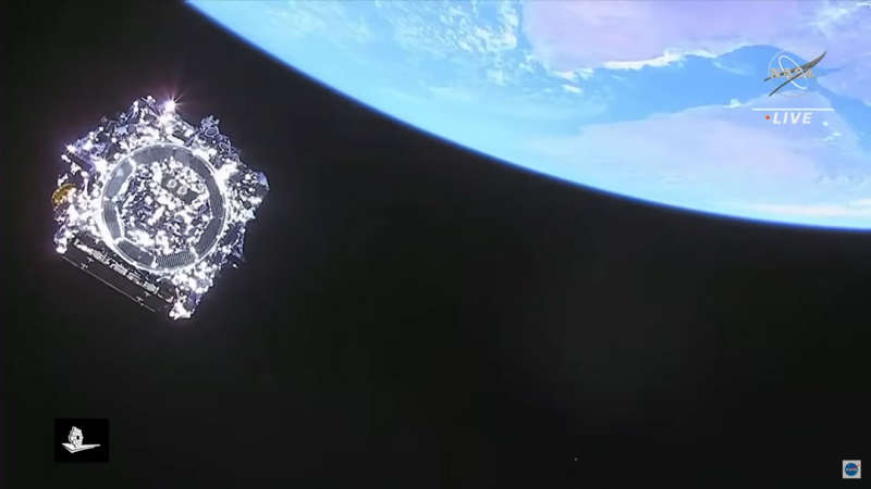 Космический телескоп "Джеймс Вебб" над Землей