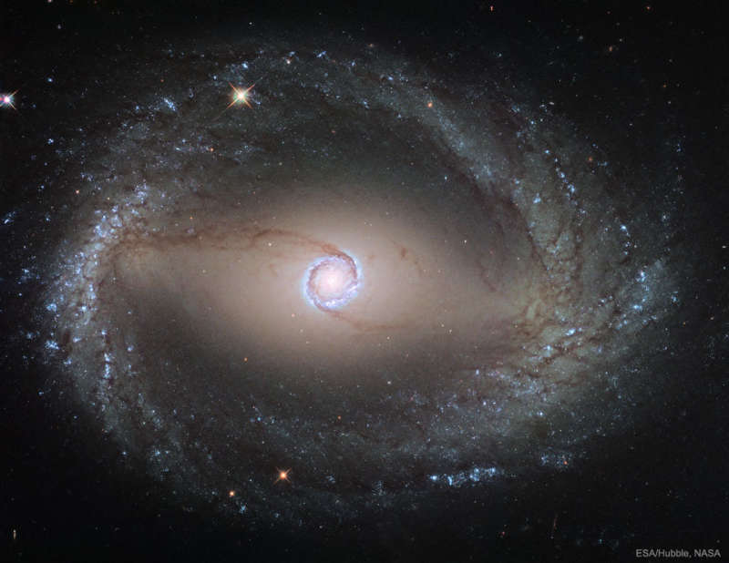Спиральная галактика NGC 1512: внутренние кольца