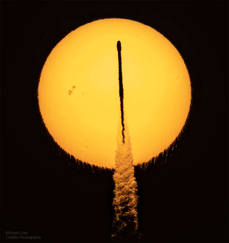 Ракета пролетает перед струящимся Солнцем