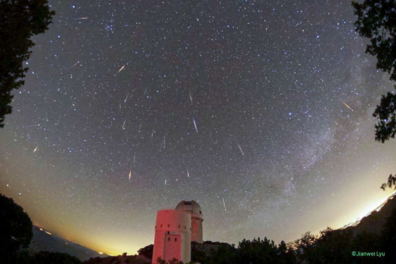Meteory iz potoka Tau-Gerkulidy nad teleskopami Kitt-Pik