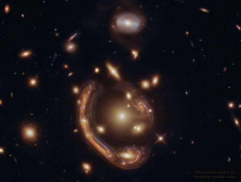 Расплавленная галактика и кольцо Эйнштейна