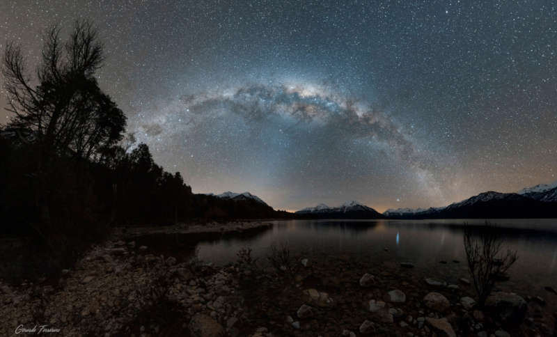Галактика над озером