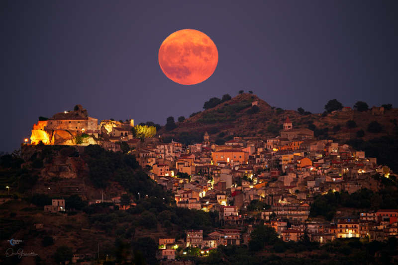 Урожайная Луна над Сицилией