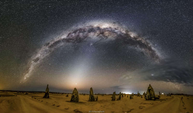 Mlechnyi Put' i zodiakal'nyi svet nad kamennymi shpilyami v Avstralii