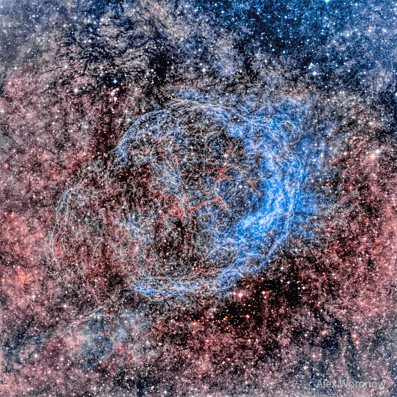 Асимметричная туманность вокруг звезды Вольфа-Райе 18