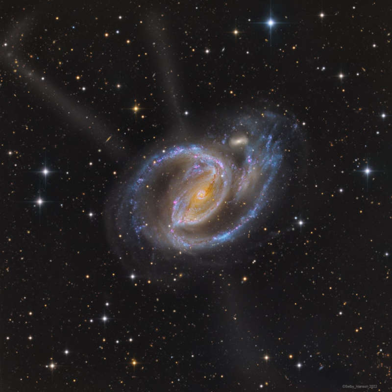 В рукавах NGC 1097