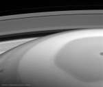 Kassini smotrit na Saturn
