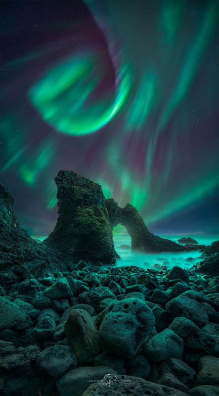 Спиральное северное сияние над Исландией
