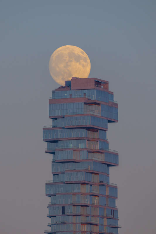 APOD: 2025 October 9 � The Jenga Moon
