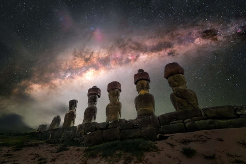 APOD: 2026 March 25 � The Guardians of Rapa Nui beneath the Milky Way