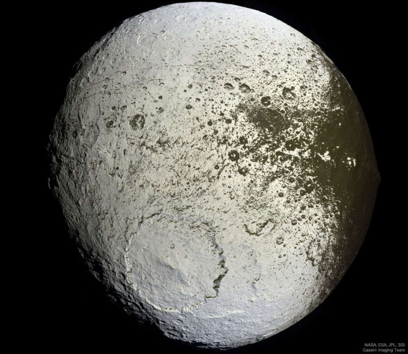 APOD: 2026 July 5 Á Saturns Iapetus: Painted Moon