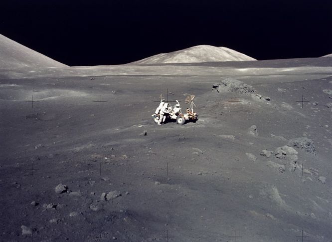 Apollon 17 na fone lunogo peizazha: velichestvennaya pustynya