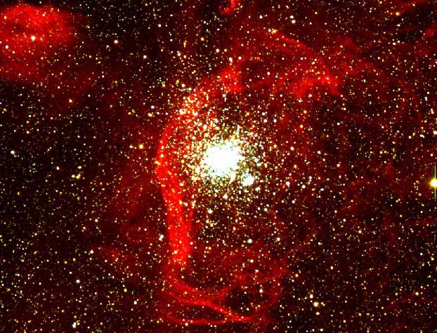 NGC 1850: gazovye oblaka i zvezdnye skopleniya