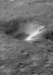 Двуцветный кратер на астероиде Эрос