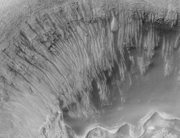 Krater N'yutona: priznaki nedavnego prisutstviya vody na Marse
