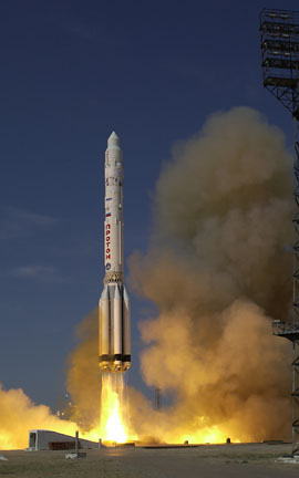 Rossiiskaya raketa "Proton" vyvodit na orbitu modul' "Zvezda"