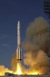 Российская ракета "Протон" выводит на орбиту модуль "Звезда"