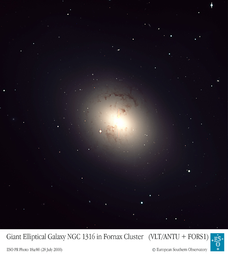 Neobychnaya gigantskaya galaktika NGC 1316