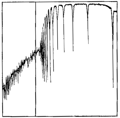 Registrogramma spektra zvezdy gamma Bliznecov spektral'nogo klassa AOV. Vertikal'naya liniya pokazyvaet mesto granicy serii Bal'mera lambda_besk. =3646 A. Dliny voln vozrastayut sleva napravo.
