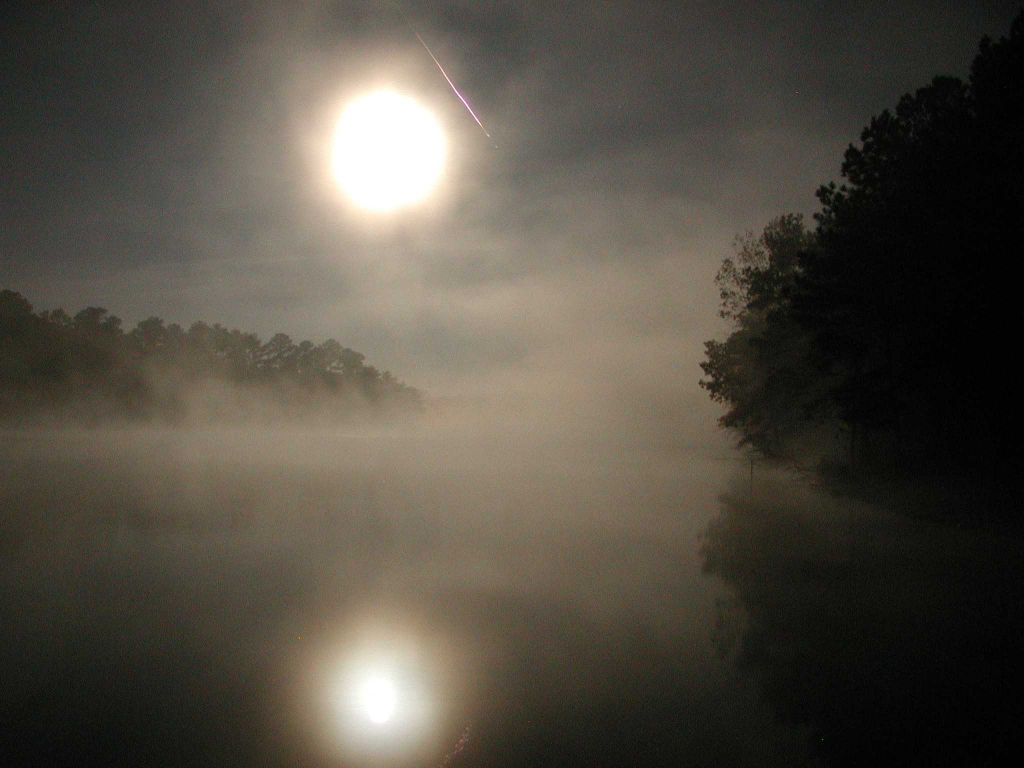 Полная Луна над озером и метеор из потока Леонид
