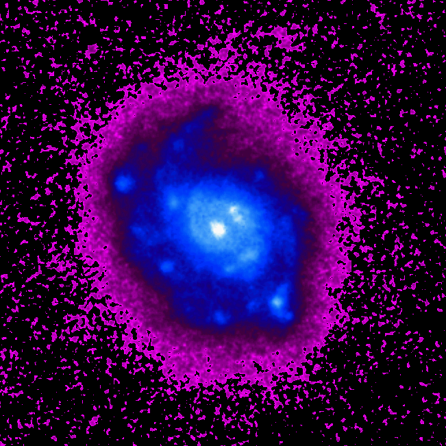 M77: spiral'naya galaktika so strannym svecheniem