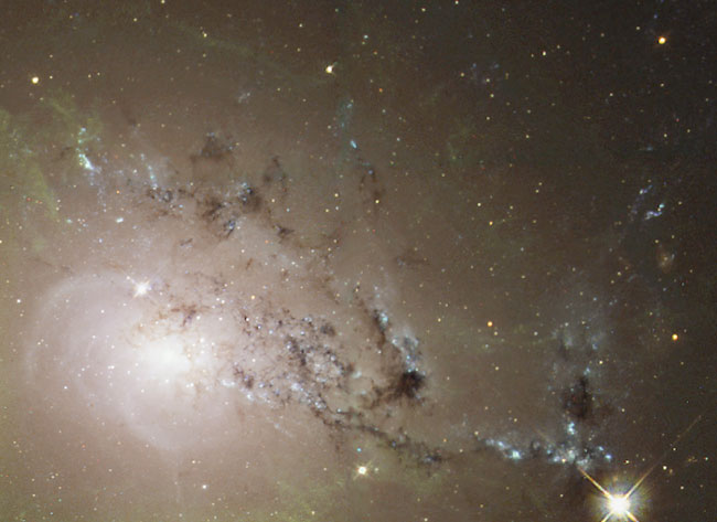 NGC 1275: столкновение галактик