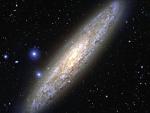 Спиральная галактика NGC 253: вид сбоку