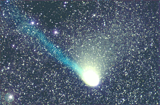 Razvivayushiisya hvost komety Heila-Boppa