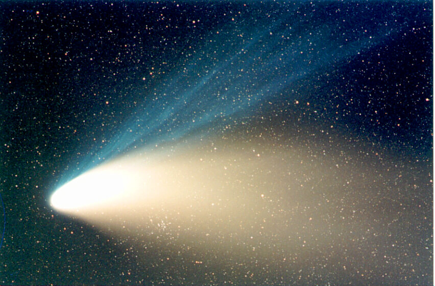 Zvezdnoe skoplenie za hvostom komety Heila-Boppa