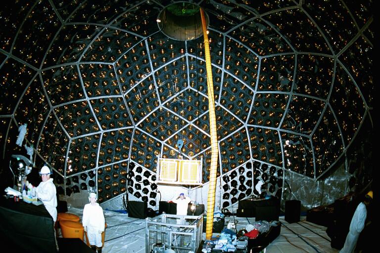 Detektor neitrino i solnechnoe izluchenie