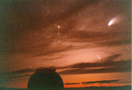 Zahod Solnca, kometa Heila-Boppa i teleskop Keka