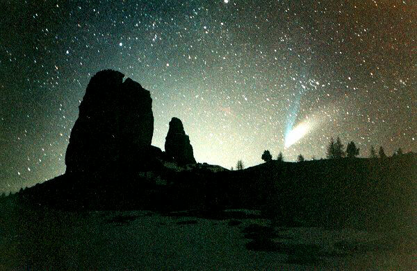 Kometa Heila-Boppa nad gorami Sinkvi Torri