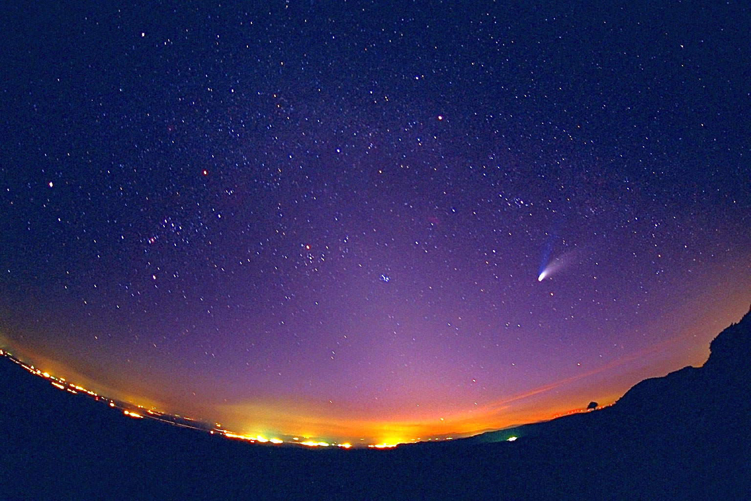 Kometa Heila-Boppa cherez Rybii glaz