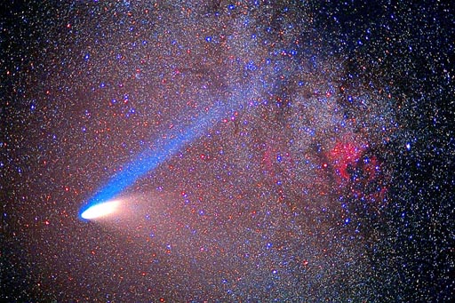 Kometa Heila-Boppa i tumannost' Severnaya Amerika