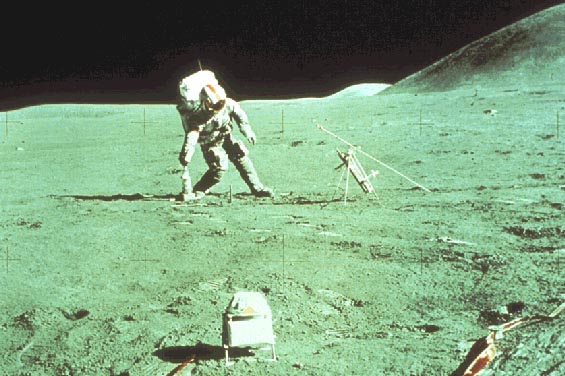 Astronavt zabivaet gol na lunnom pole