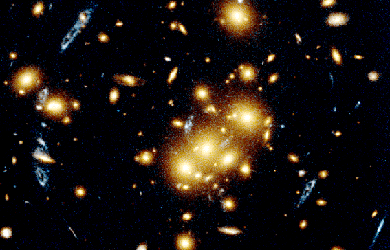 Gigantskoe skoplenie iskrivlyaet i razbivaet izobrazhenie galaktiki