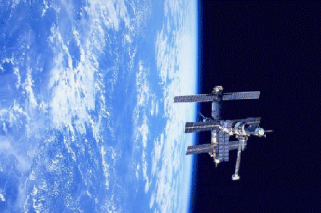 Космическая станция "Мир" над поверхностью Земли