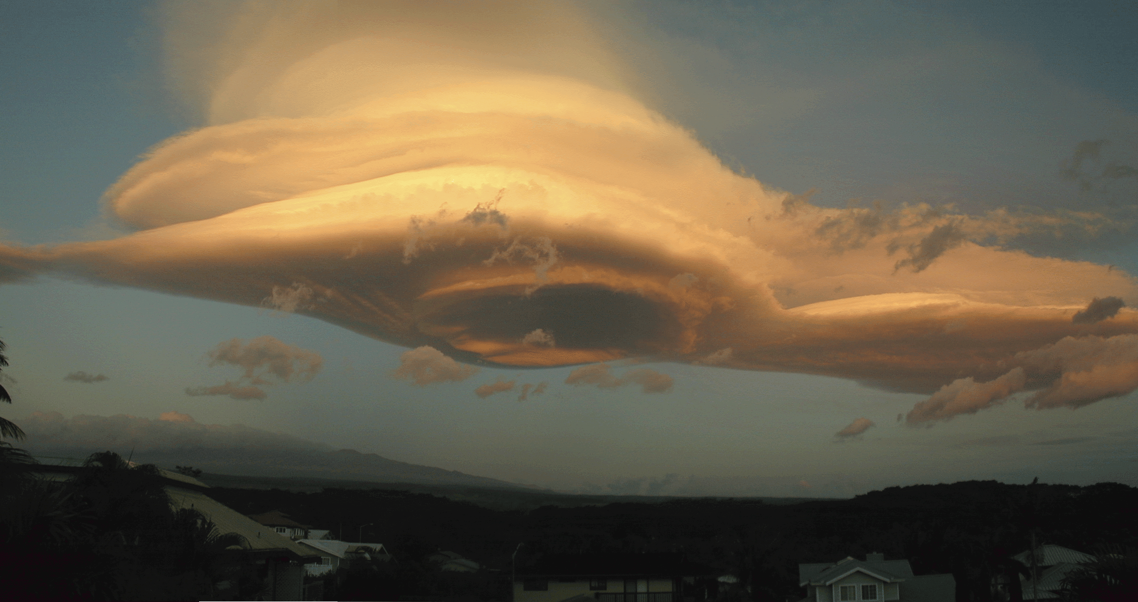 Linzoobraznoe oblako nad Gavaiyami