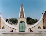 Солнечные часы в обсерватории в Джайпуре