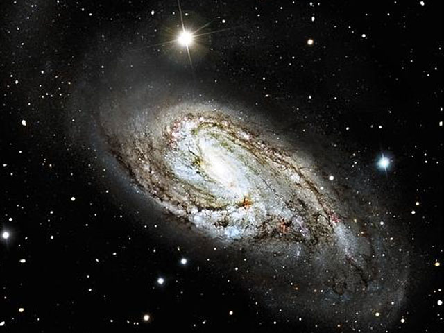 Neobychnaya spiral'naya galaktika M66