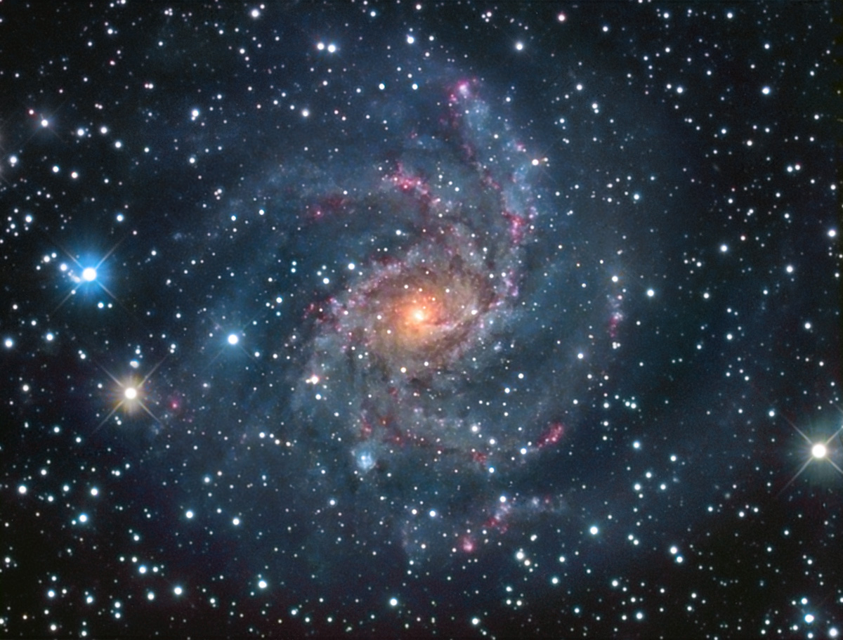 NGC 6946: galaktika, vidimaya "plashmya"