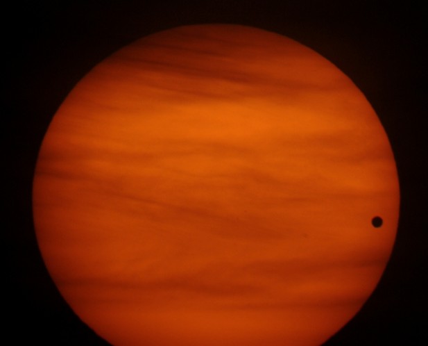Прохождение Венеры по диску восходящего Солнца